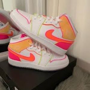 Jordan 1 Mid “Edge Glow” wmns
